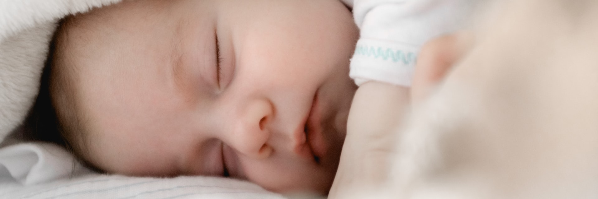 Schlafendes Neugeborenes – das Ziel jeder Kinderwunschbehandlung