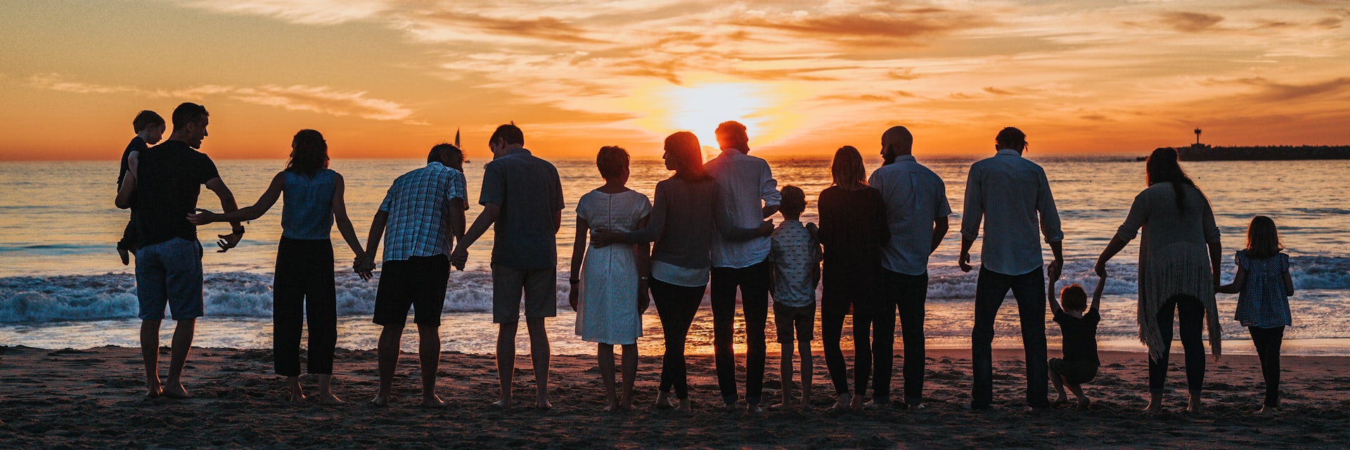Familie am Strand im Sonnenuntergang